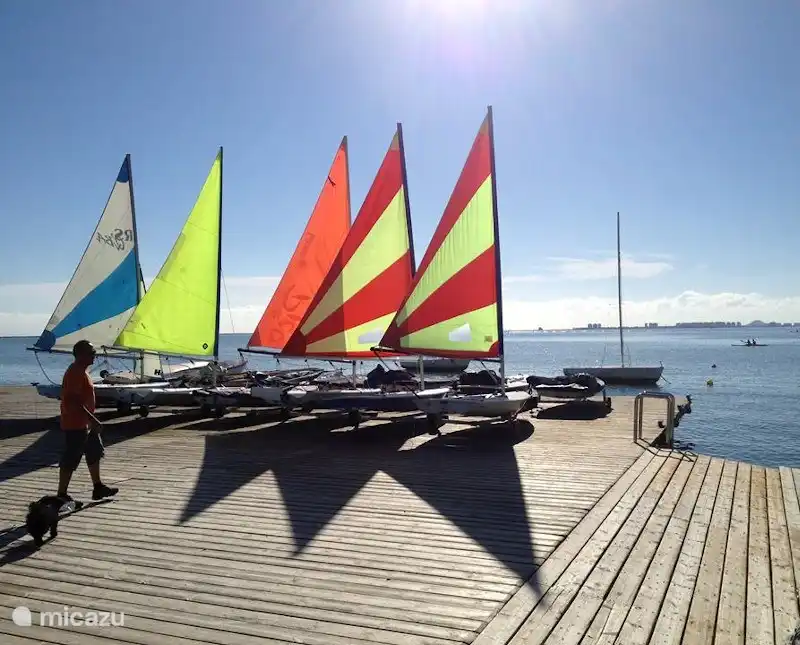Für Wassersportler wie Segeln, Surfen, Kajakfahren usw. ist dies ein großartiger Ort zum Übernachten.