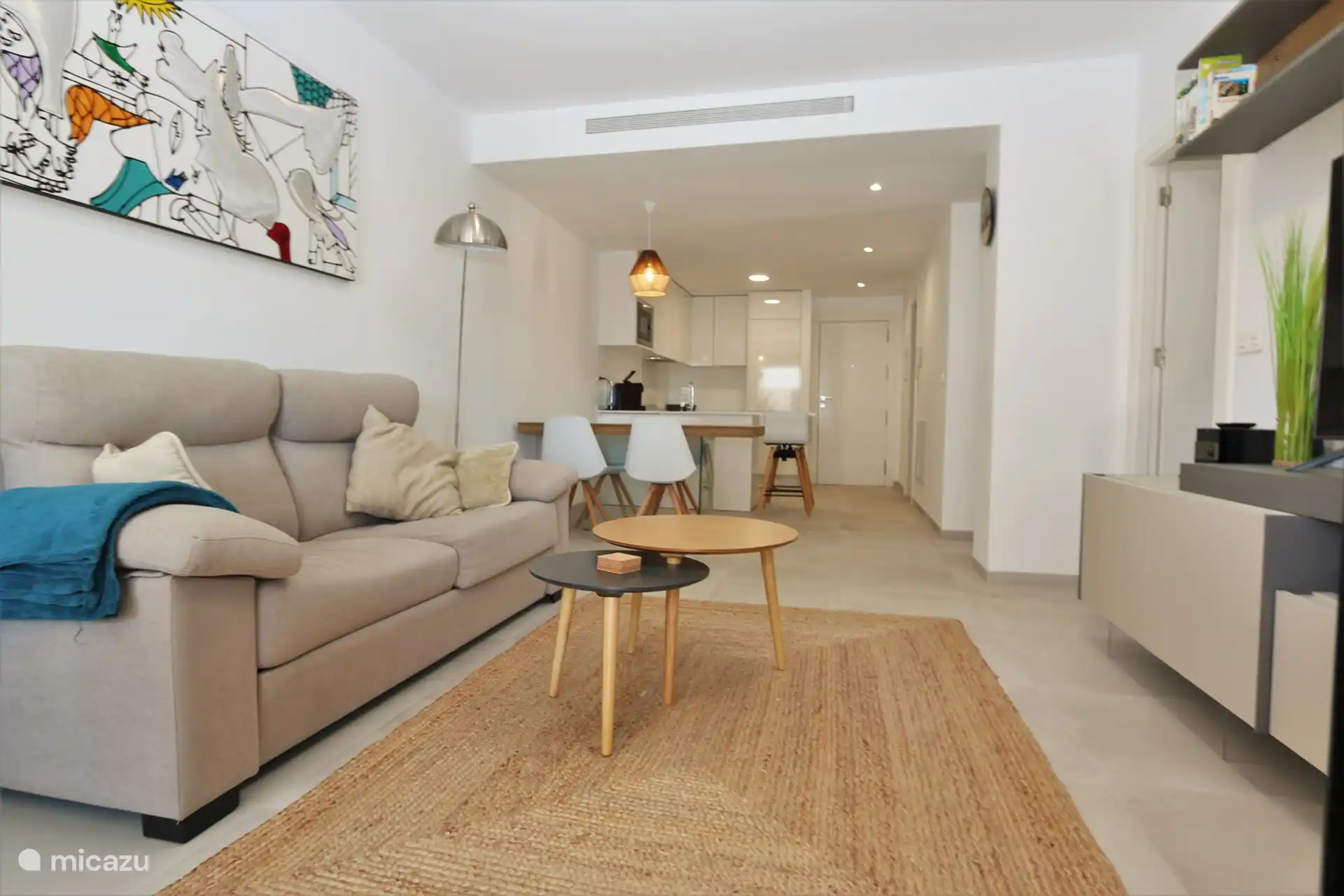 Das Wohnzimmer mit bequemem Sofa.