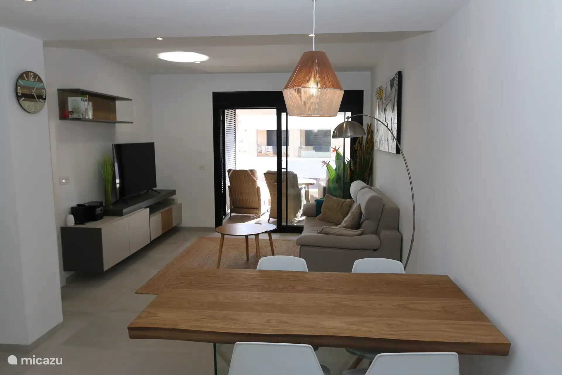 Esstisch und Wohnzimmer