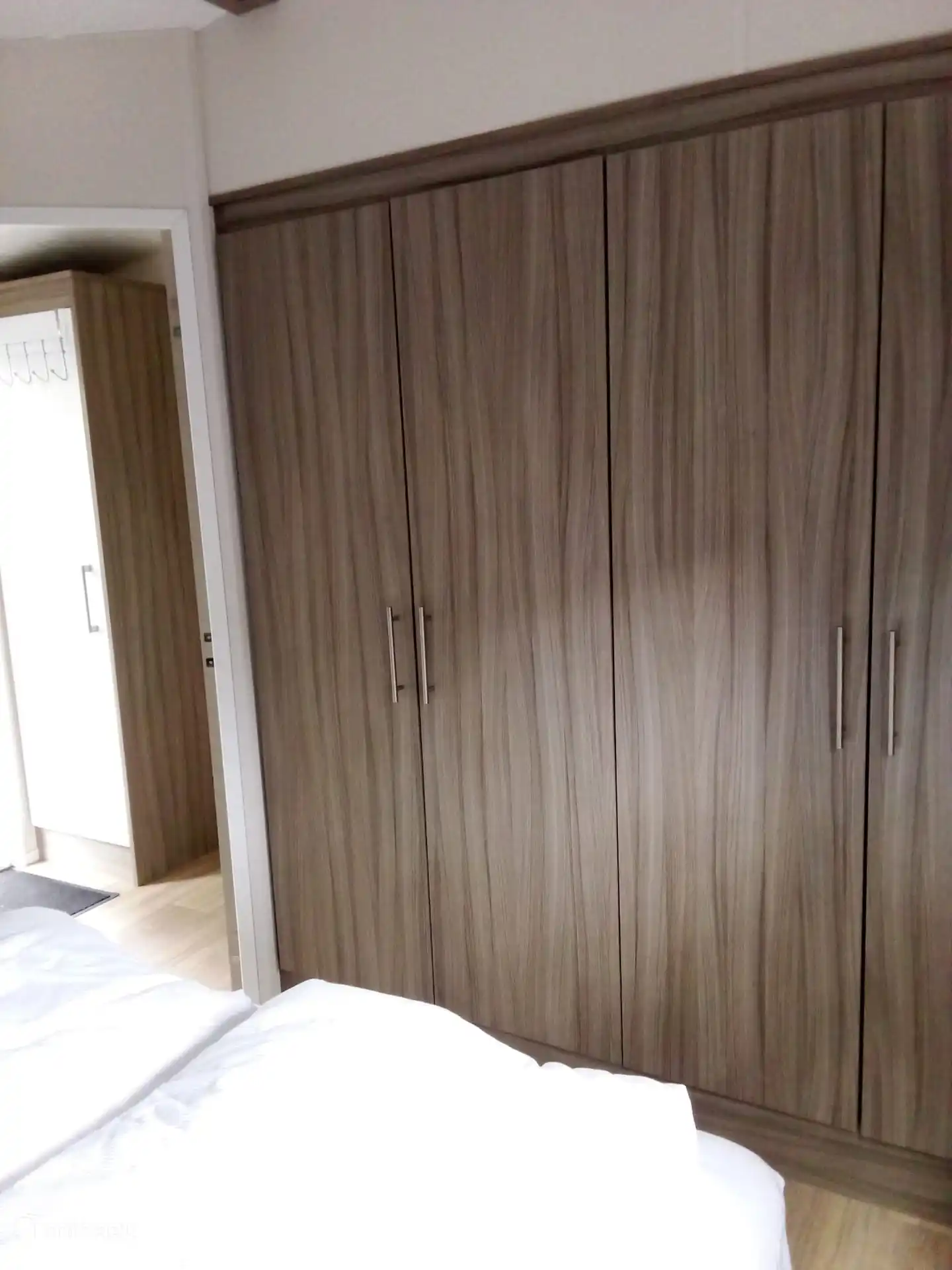 Kastenwand slaapkamer 1 met kledinghangers 