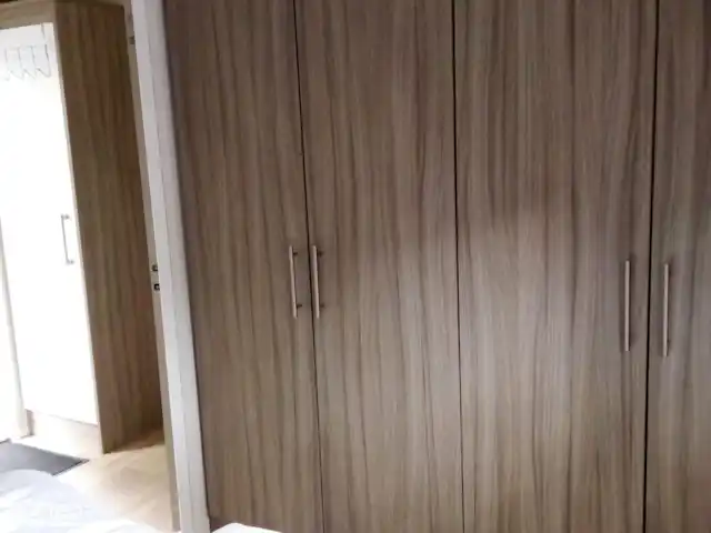 Maison Zeldenrust  en Países Bajos, Güeldres, Hoenderloo - chalet Armario dormitorio 1 con perchas