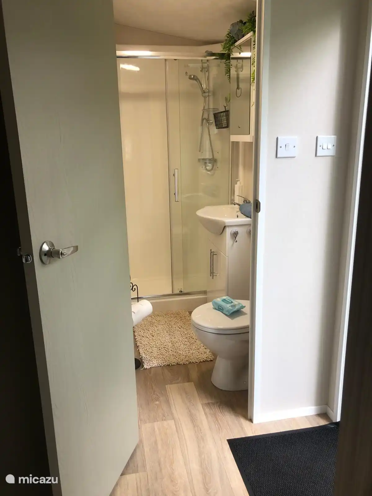 Badkamer  met wastafel, douche en toilet.
Beschikt over een föhn, handzeep van Spa en een douche set van Spa