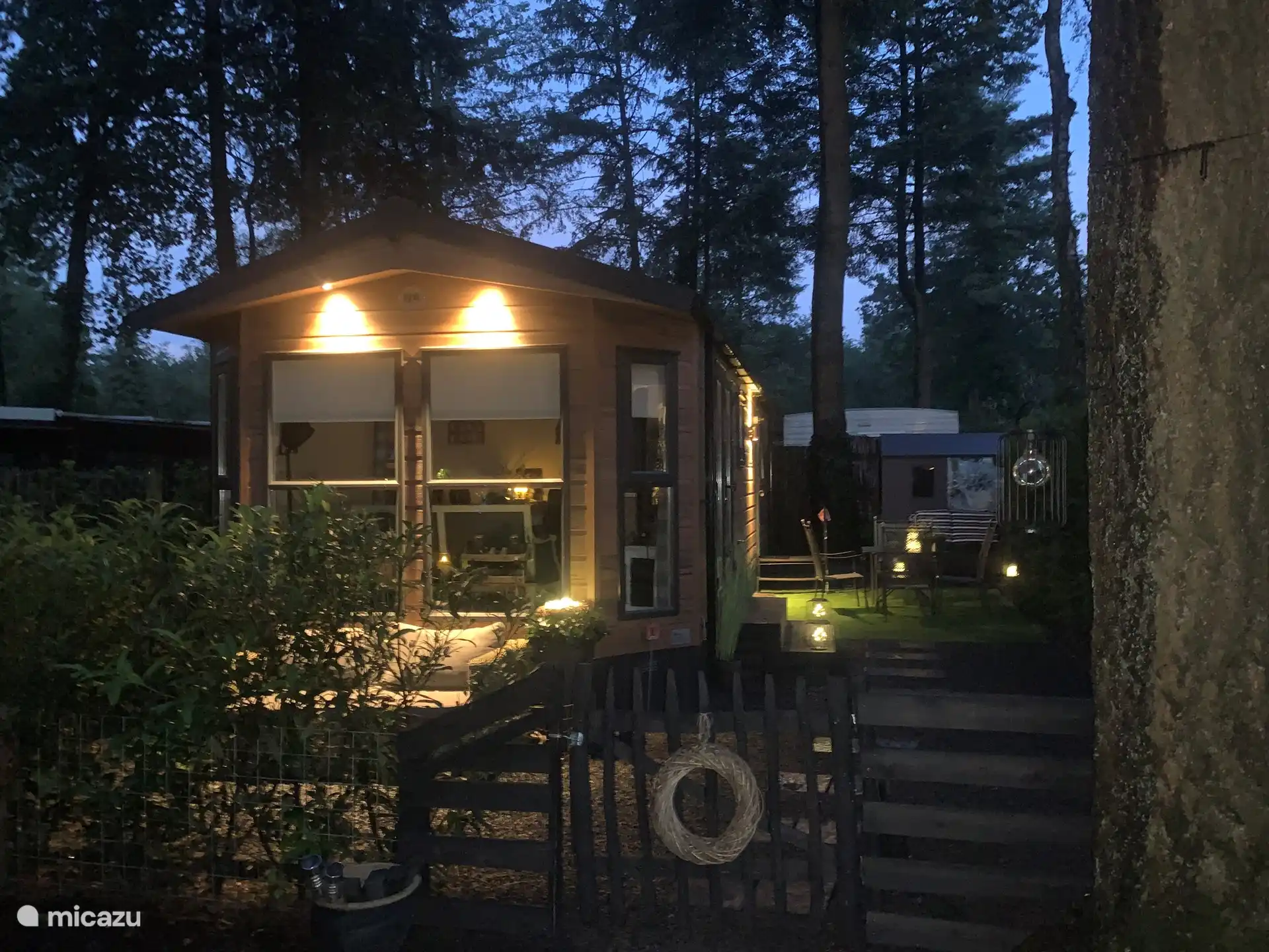 Maison Zeldenrust s’avonds met romantische verlichting 