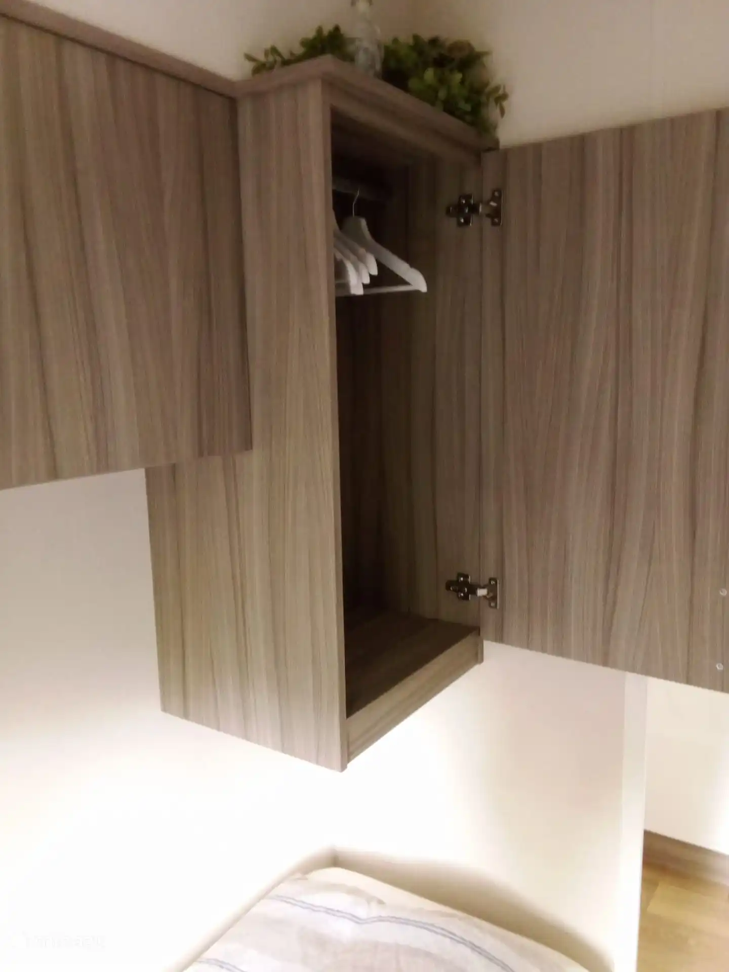 Kasten slaapkamer 2 met kledinghangers 