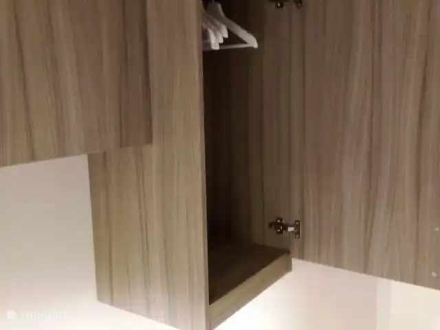 Maison Zeldenrust  en Países Bajos, Güeldres, Hoenderloo - chalet Armarios dormitorio 2 con perchas