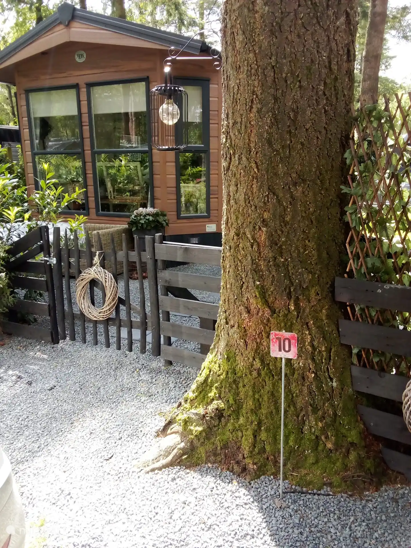 Voor het chalet een heerlijke loungebank 