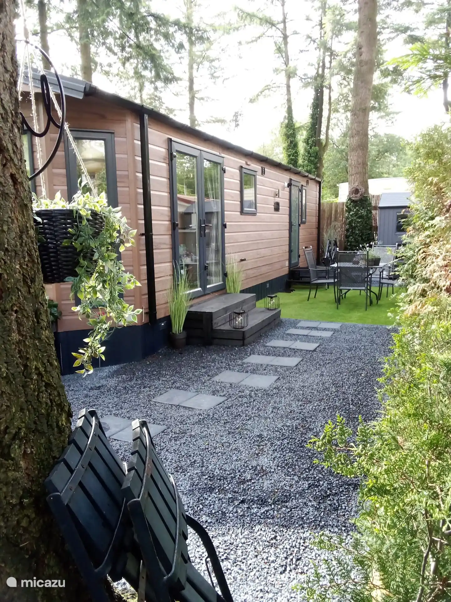 Aan de zijkant van het chalet een Tuinset 
De tuin is geheel omheind voor de trouwe viervoeters.