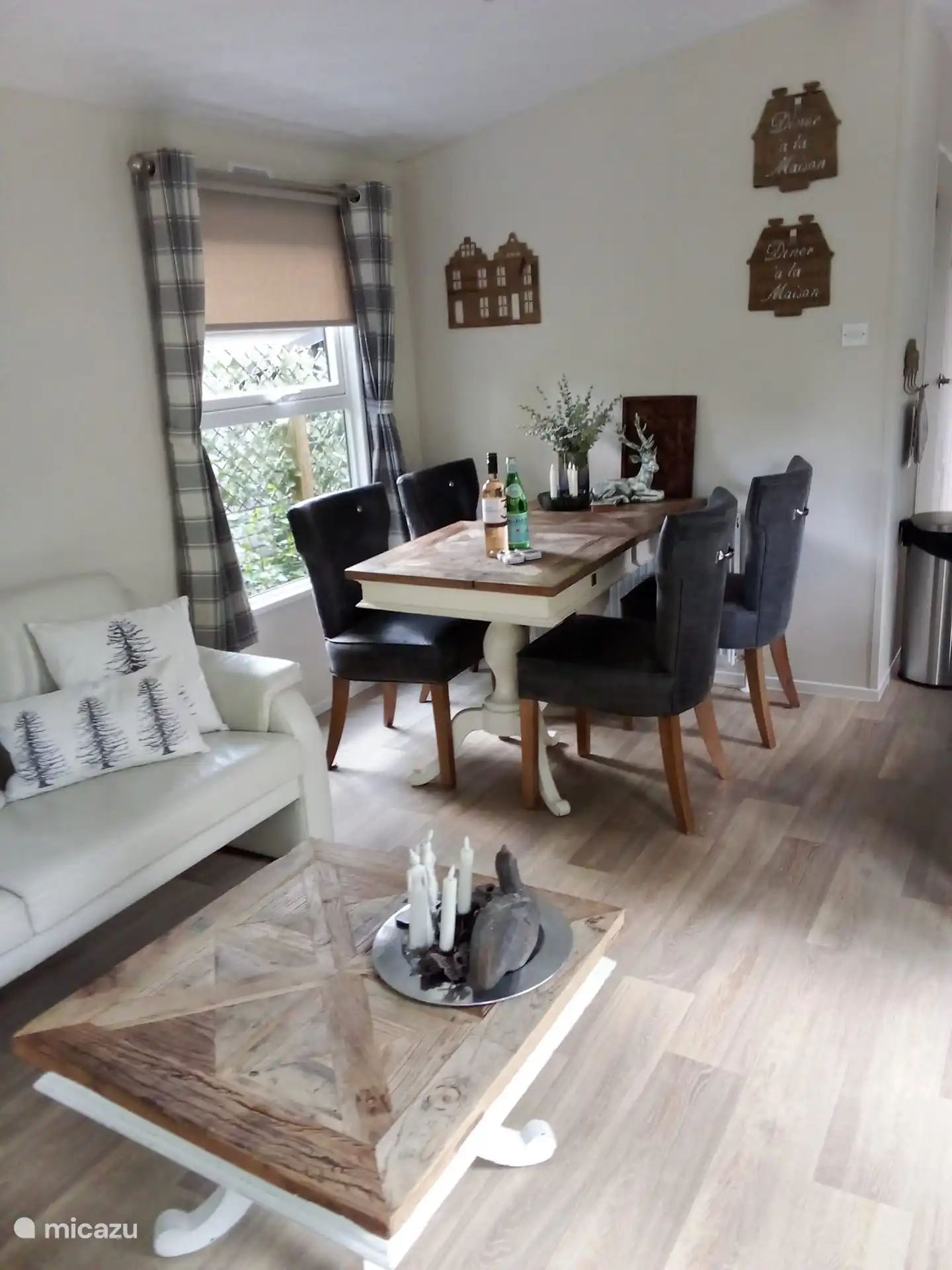 Ruime eettafel met vier heerlijke stoelen 