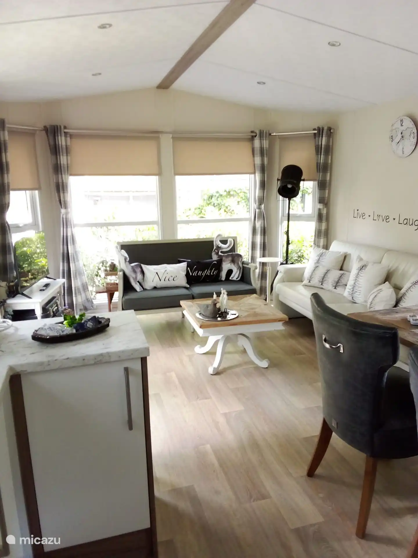 Twee zitbanken , een tweepersoons en driepersoons bank