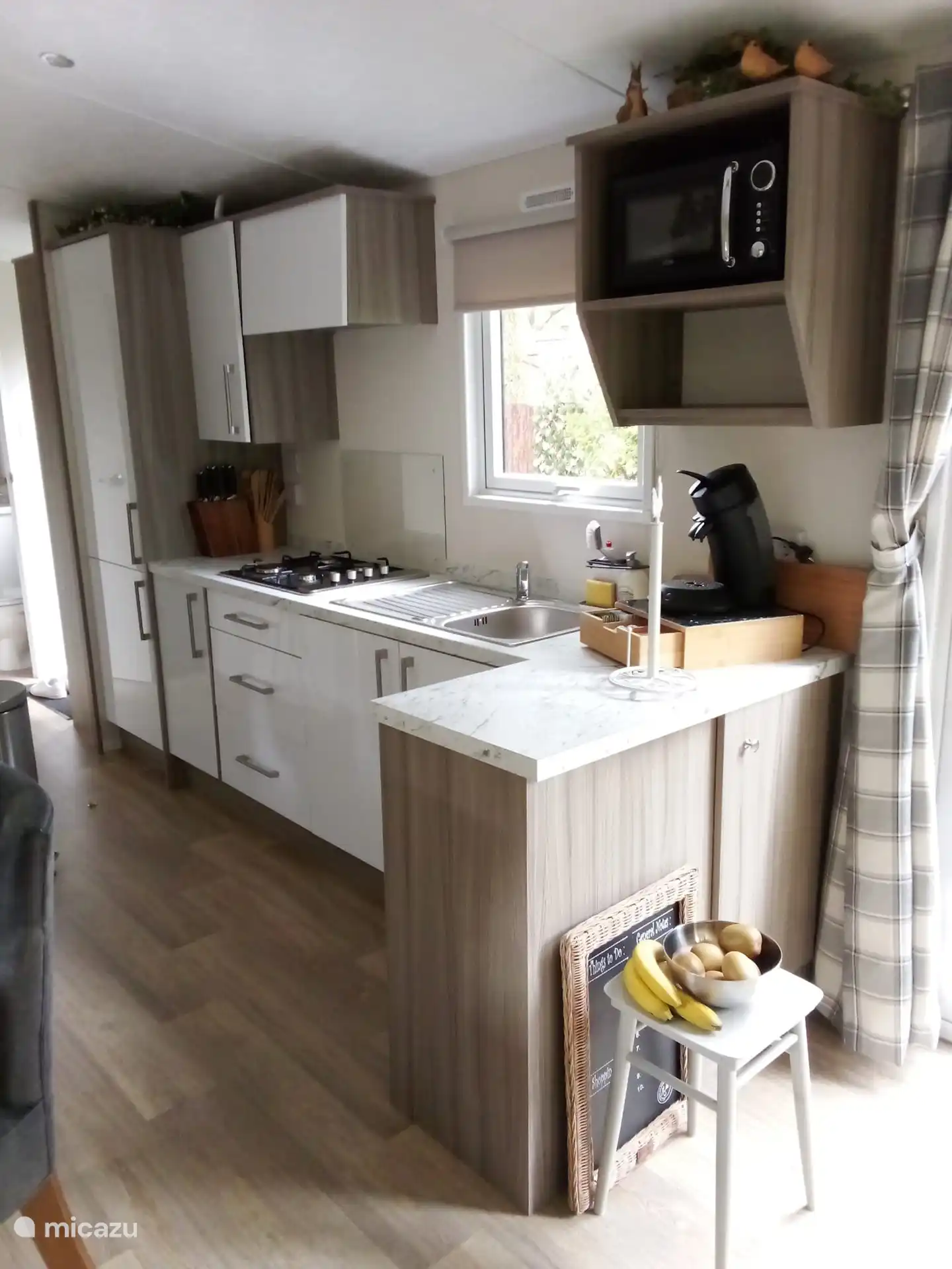 Keuken geheel uitgerust met onder andere, koelkast met diepvries gedeelte, Senseo apparaat, waterkoker, tosti-ijzer, broodrooster, staafmixer, airfryer en magnetron.