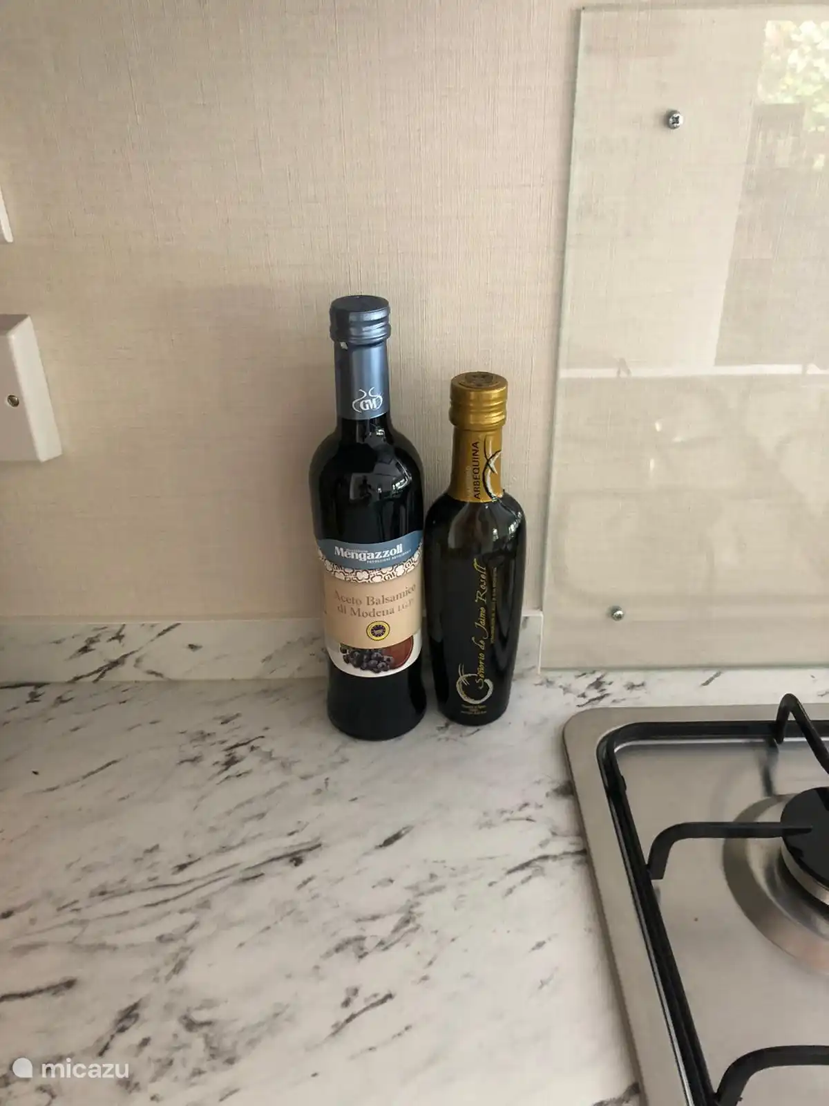 Balsamicoazijn, olijfolie, zout en peper aanwezig 