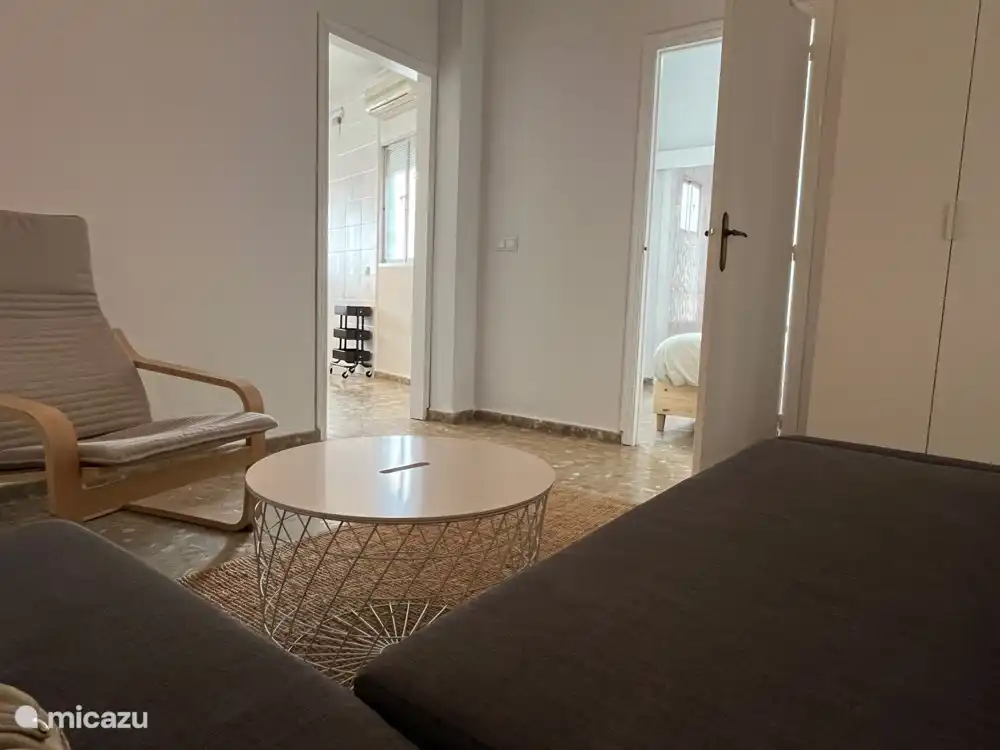 Das Wohnzimmer von der Couch aus gesehen. Links ist die Küche, rechts ist Schlafzimmer Nr. 1.