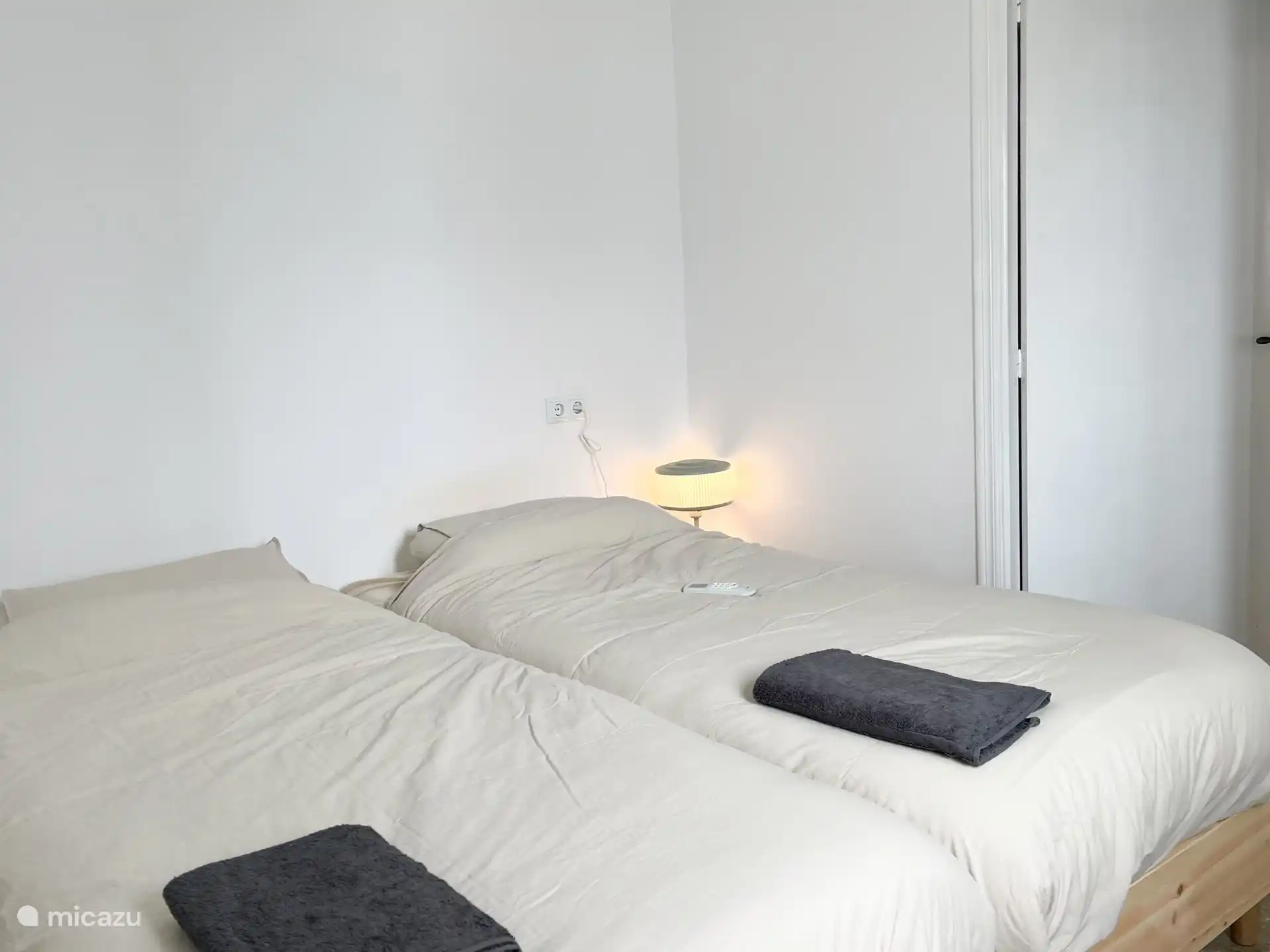 Schlafzimmer 1: 2 Betten von 90X200cm, 2 Nachttische, 1 Nachttischlampe und eine Klimaanlage.