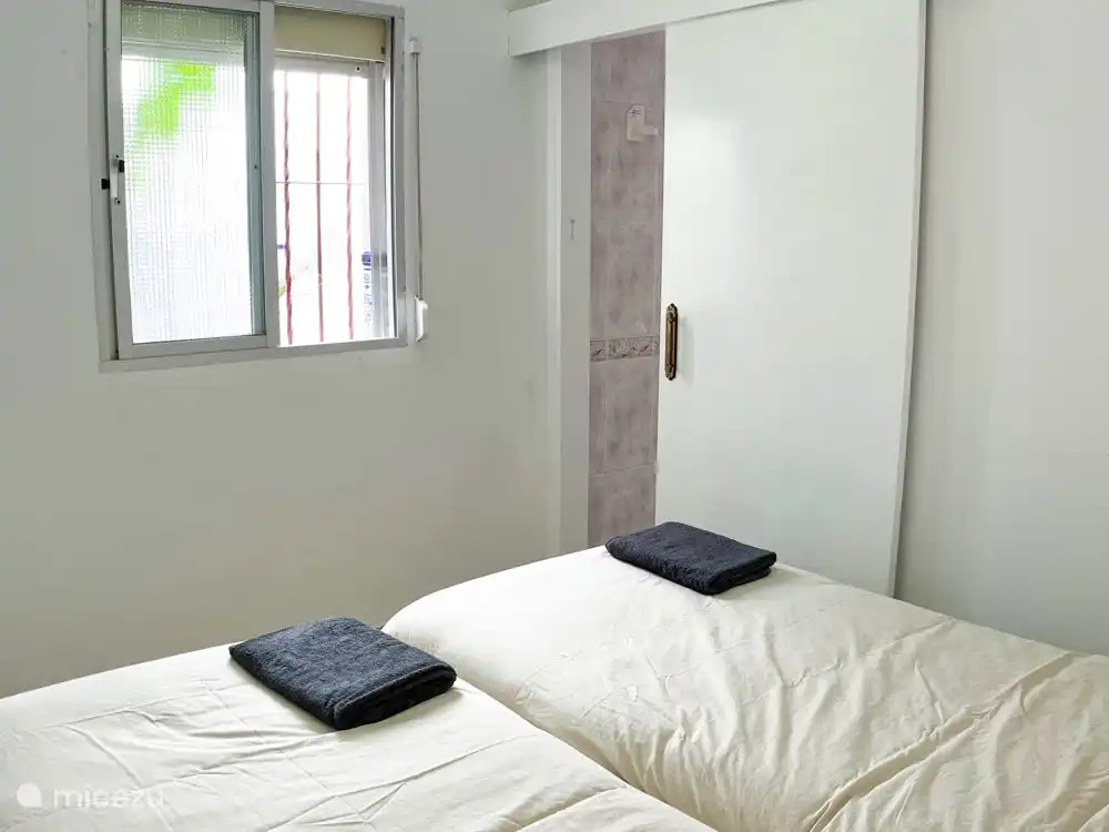 Schlafzimmer 1. Etwas kleiner als Schlafzimmer, aber genauso gemütlich. In diesem Raum ist es völlig still. Durch dieses Schlafzimmer gehst du ins Badezimmer.