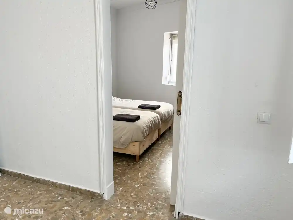 Schlafzimmer Nr. 2: 2 Betten 90x200 cm, 2 Nachttische, 2 Nachtlager, ein großer Kleiderschrank und eine Klimaanlage.