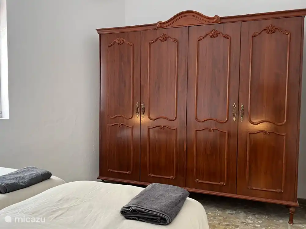 Schlafzimmer Nr. 2 mit großem Kleiderschrank.