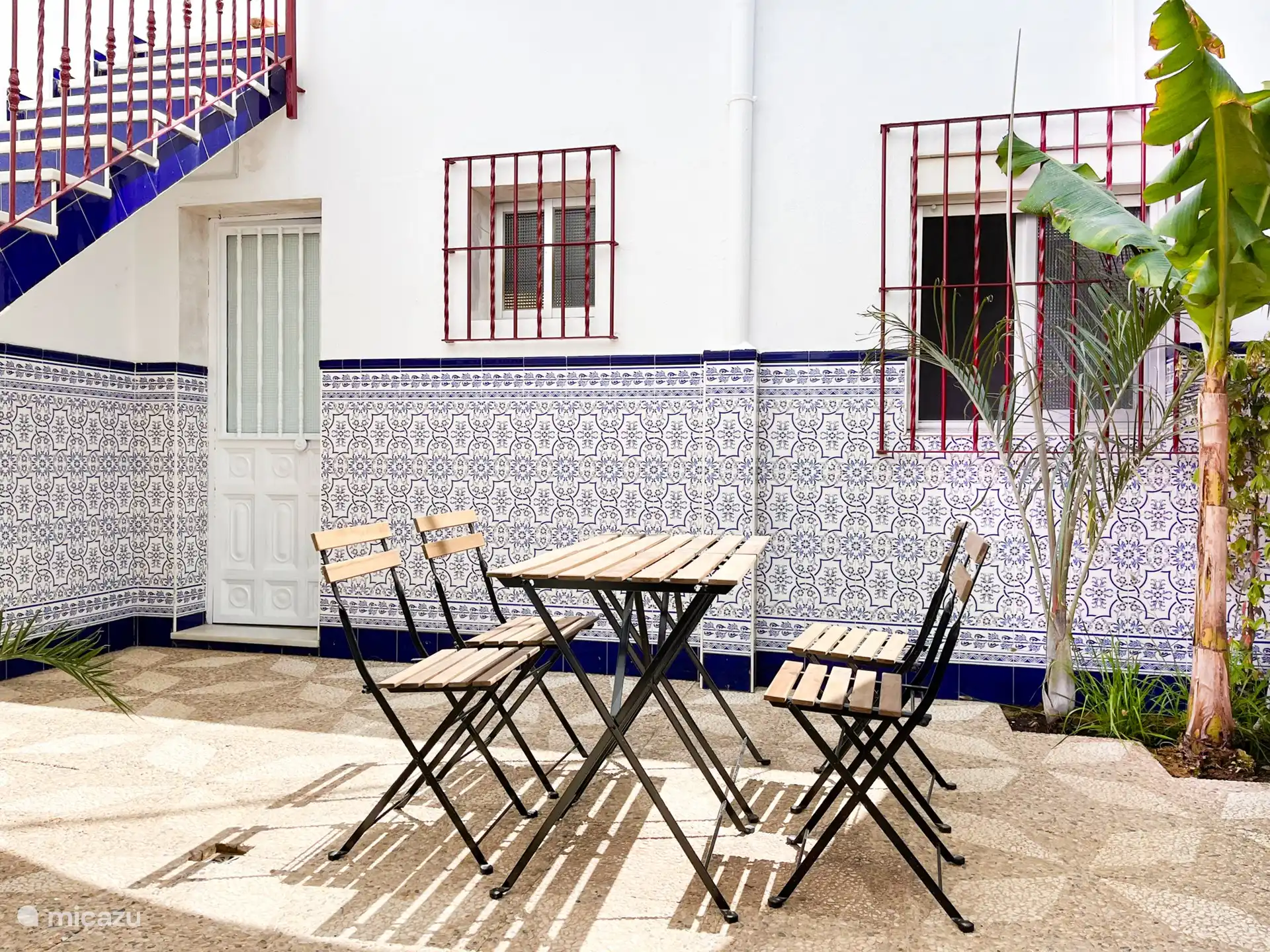 Die private Terrasse: 4 Stühle, 2 Tische und Markisen 