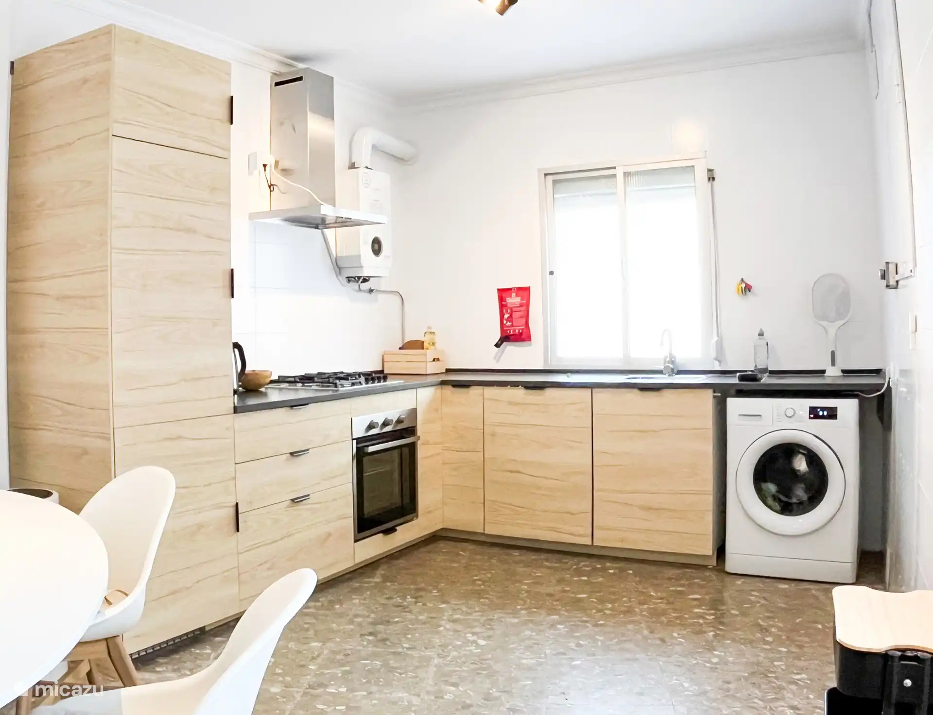 Neue Küche: Kühlschrank, Gefrierschrank, Backofen, Geschirrspüler und Waschmaschine. 30 Geschirrteile, Besteck für sechs Personen, 12 Trinkgläser, 6 Weingläser und 6 Sektgläser. Wasserkocher und Nespresso-Maschine inklusive Kaffee sind vorhanden. Klimaanlage vorhanden. Löschdecke und Feuerlöscher sind vorhanden.