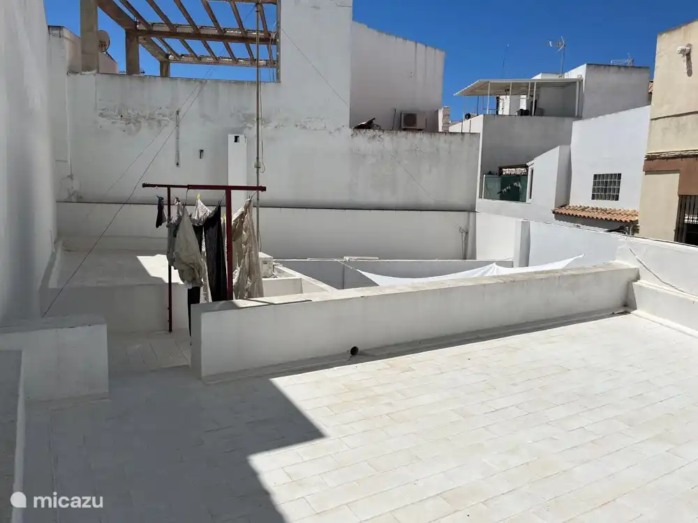 Dachterrasse, auf der die Wäsche aufgehängt werden kann.