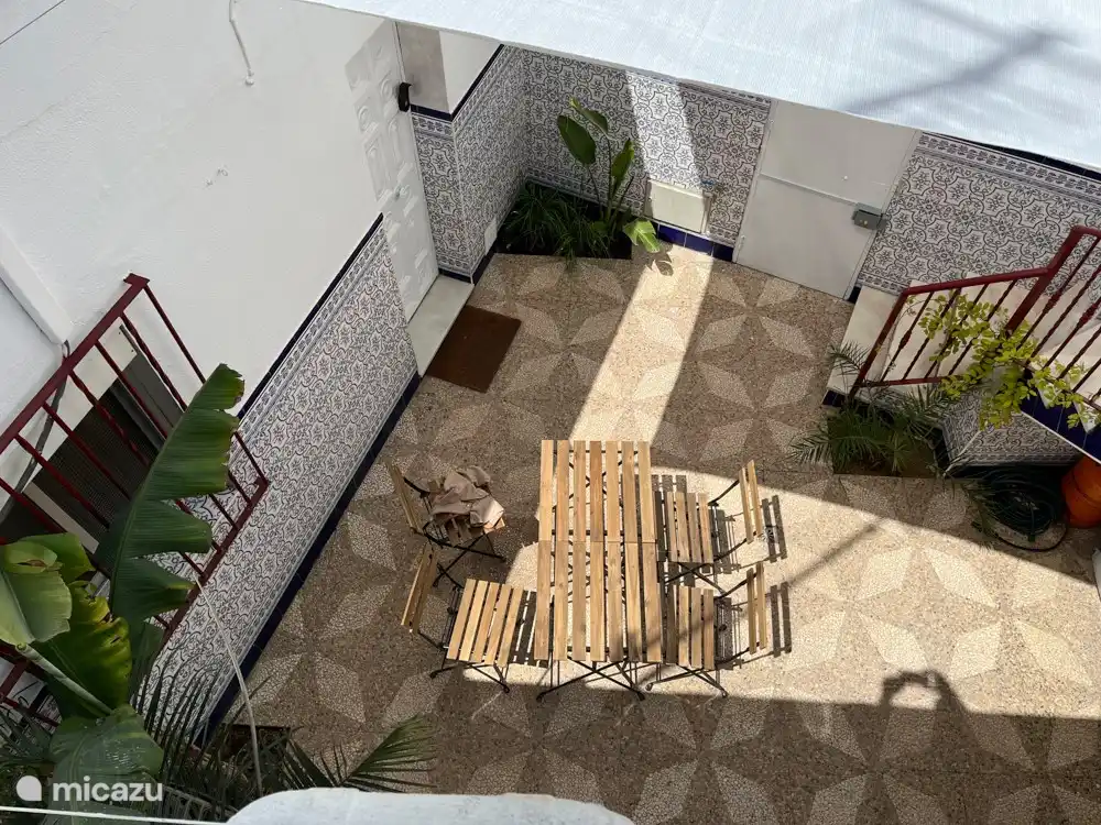 Die private Terrasse von oben gesehen.