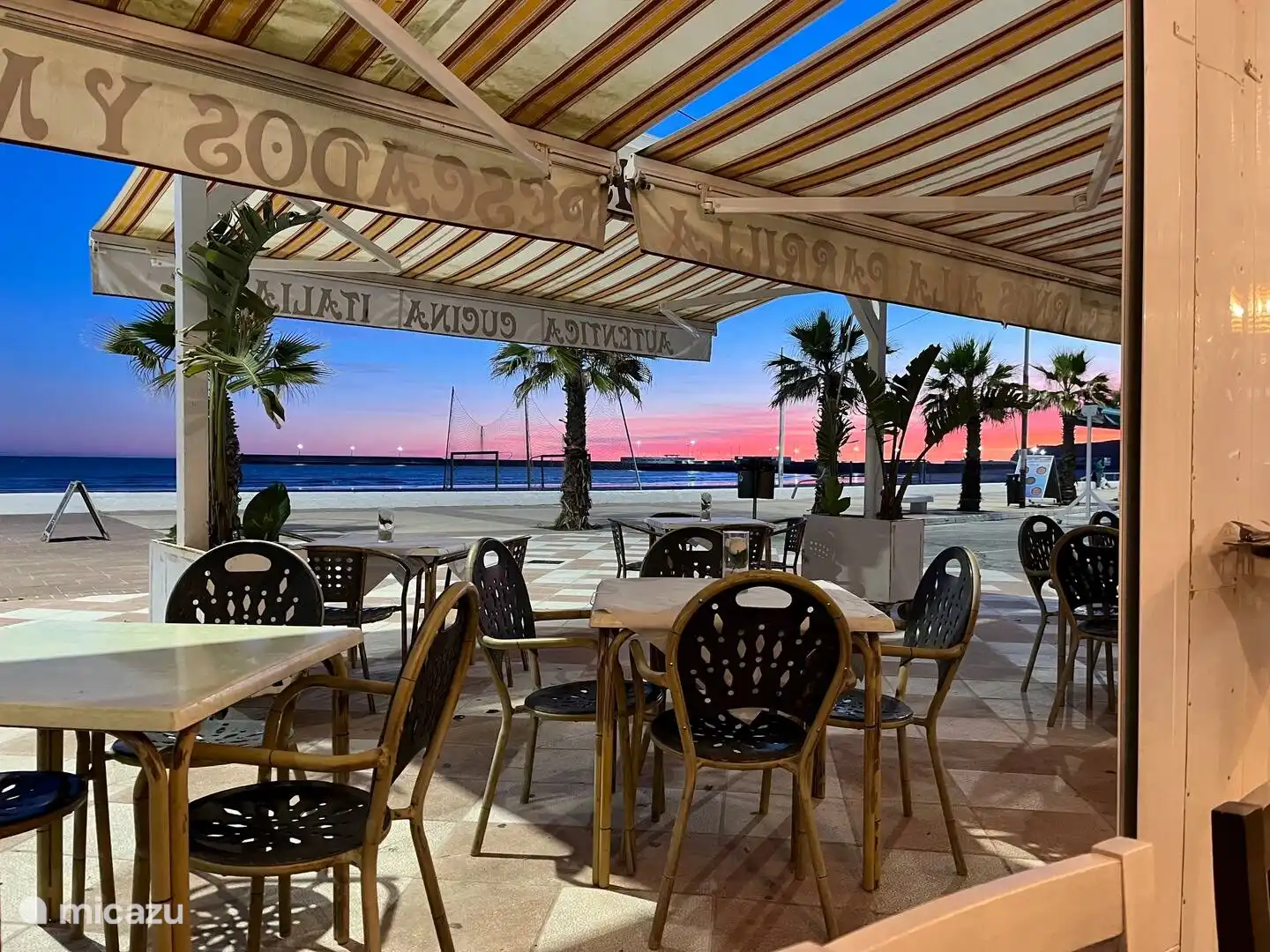 Ein Restaurant auf dem Boulevard (Paseo maritimo) bei Sonnenuntergang. 