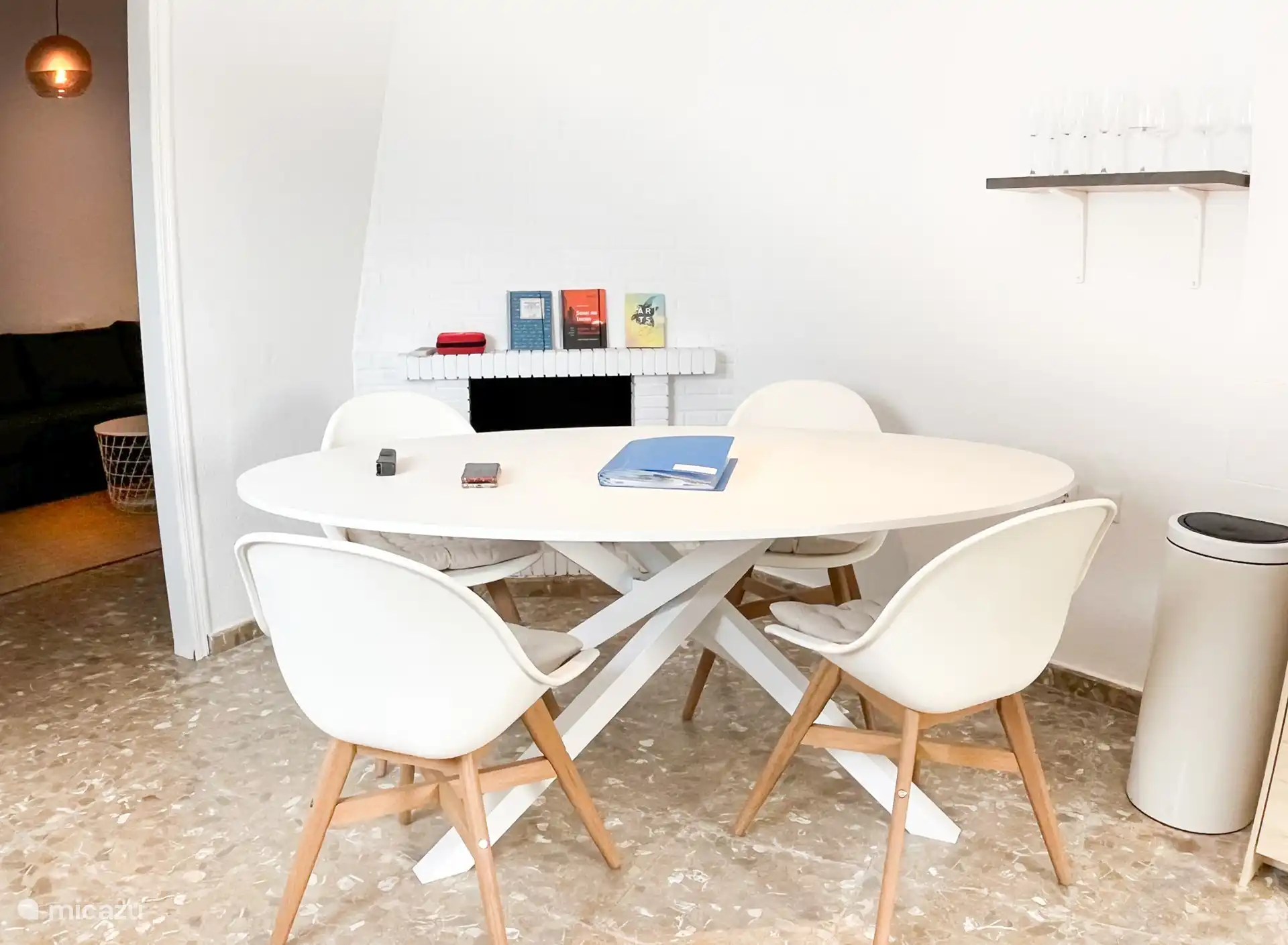 Esstisch in der Küche: großer ovaler Tisch und 4 Stühle.