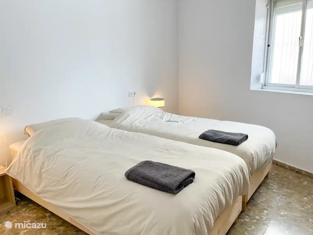 Schlafzimmer Nr. 2: 2 Betten 90x200 cm, 2 Nachttische, 2 Nachtlager, ein großer Kleiderschrank und eine Klimaanlage.