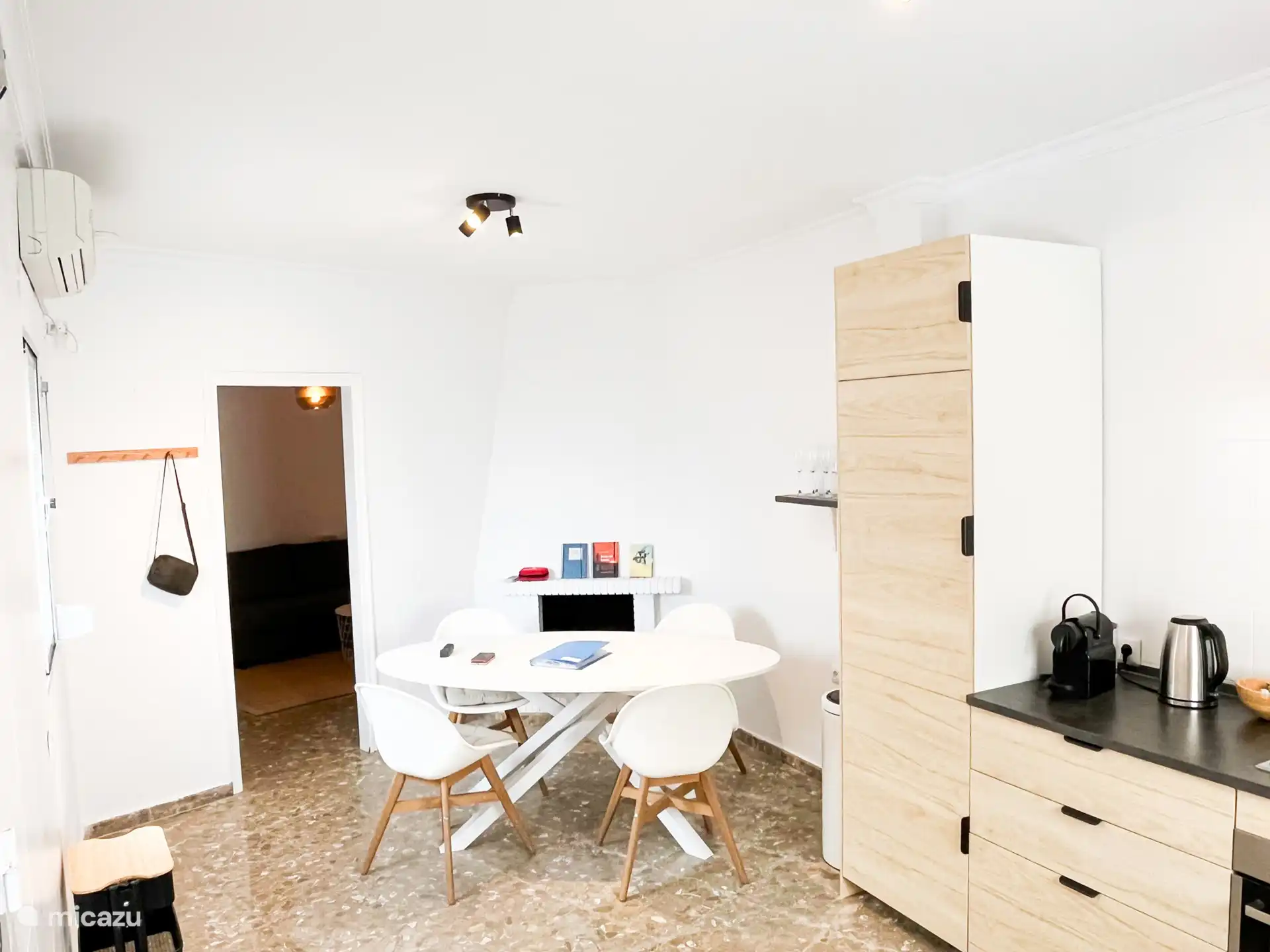 Die Küche: Kühlschrank, Gefrierschrank, Backofen, Geschirrspüler und Waschmaschine. 30 Geschirrteile, Besteck für sechs Personen, 12 Trinkgläser, 6 Weingläser und 6 Sektgläser. Nespresso-Maschine inklusive Kaffee ist vorhanden. Klimaanlage vorhanden.