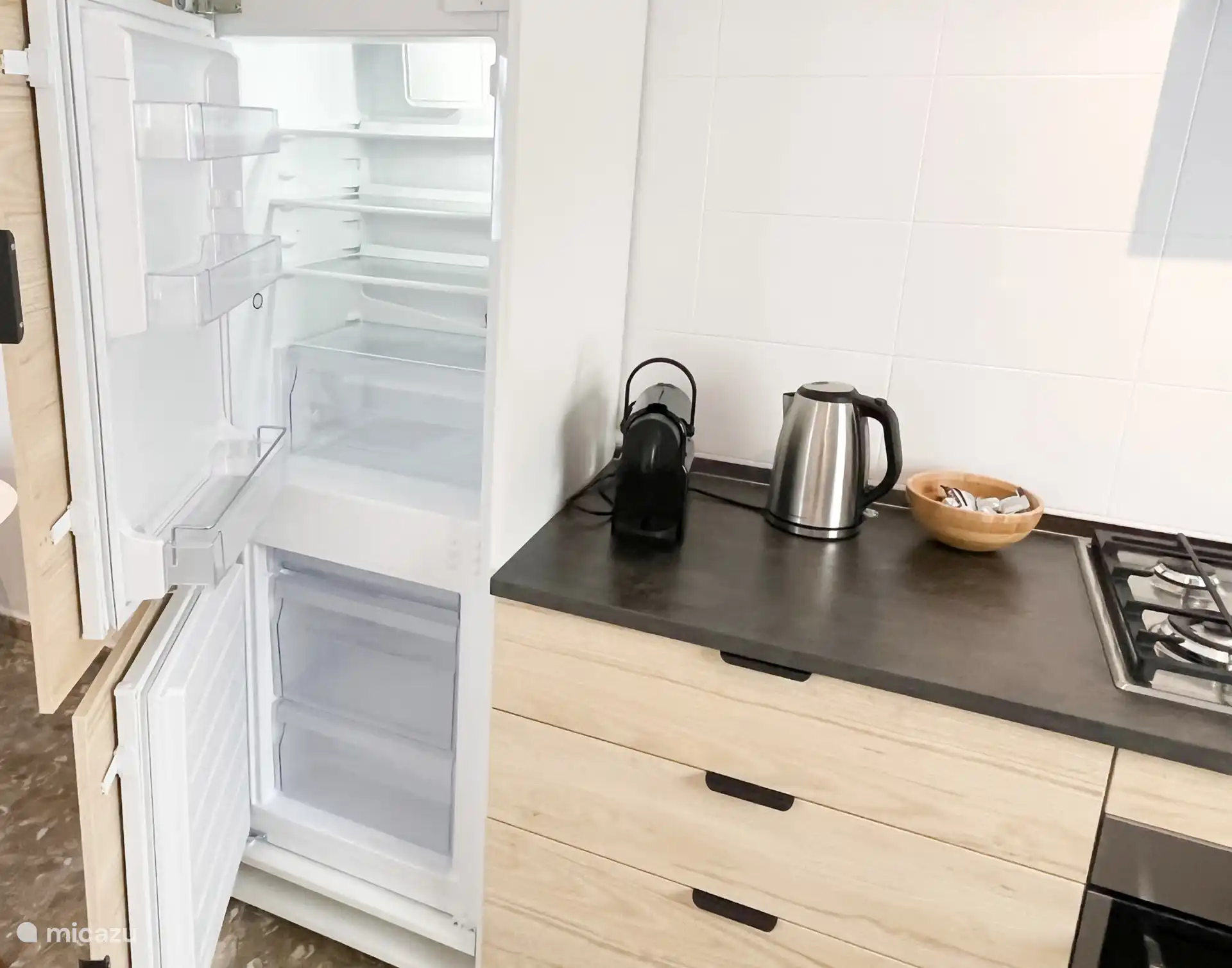 Küche: Kühlschrank, Gefrierschrank, Wasserkocher, Nespresso-Maschine und Kaffee.