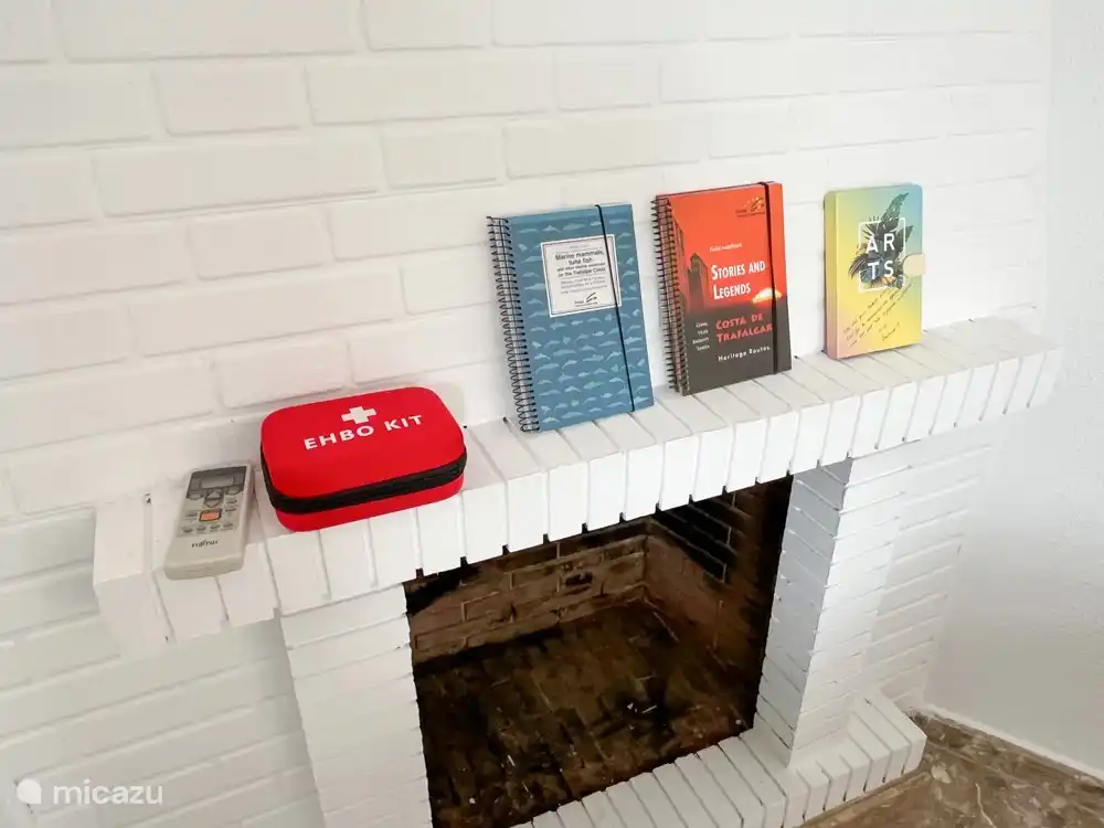 Der Kamin: nicht in Betrieb. Am Kamin finden Sie Broschüren und eine Mappe mit Informationen über die Gegend und das Haus. Ein Erste-Hilfe-Kasten ist ebenfalls erhältlich.