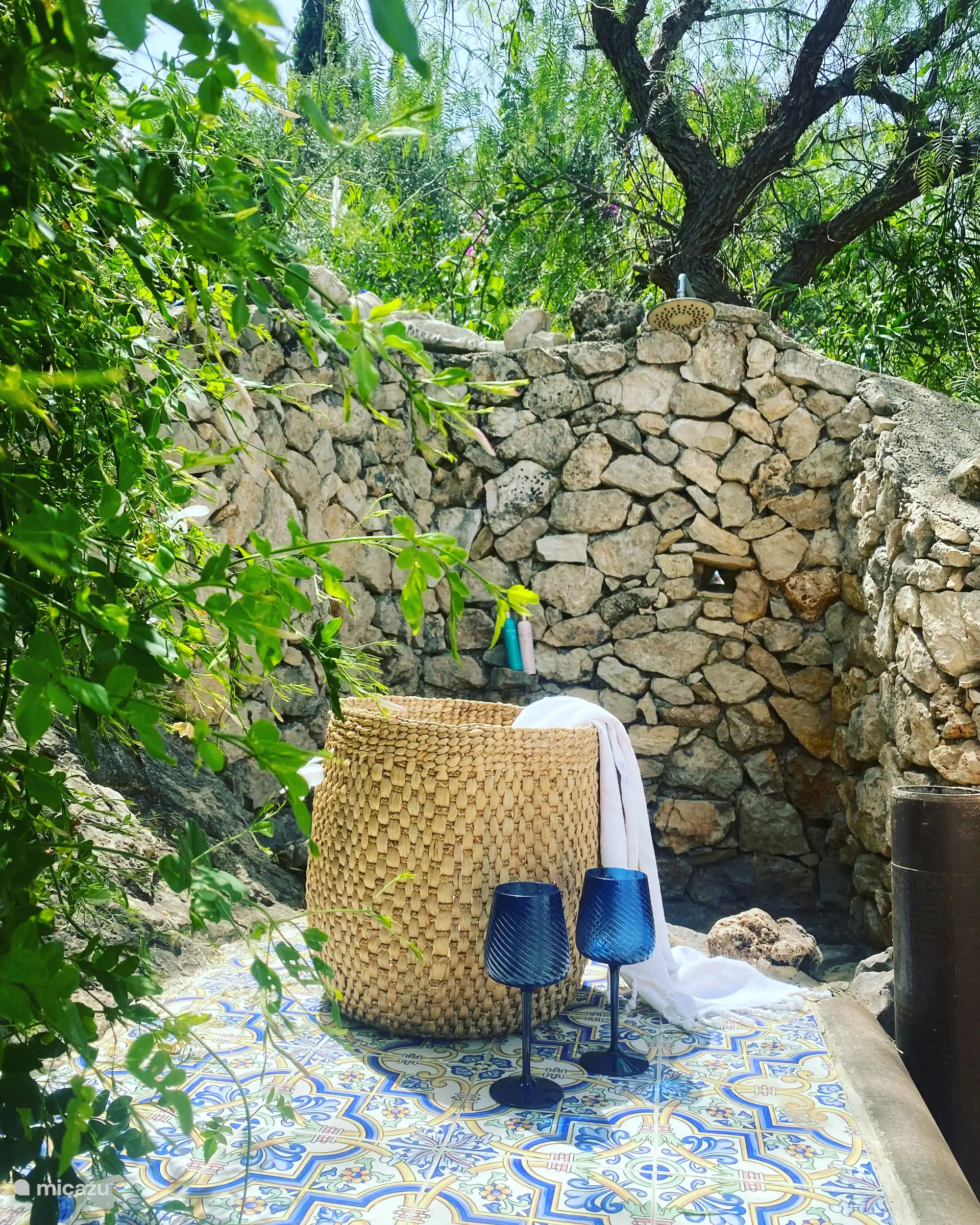 buitendouche horend bij het zwembad