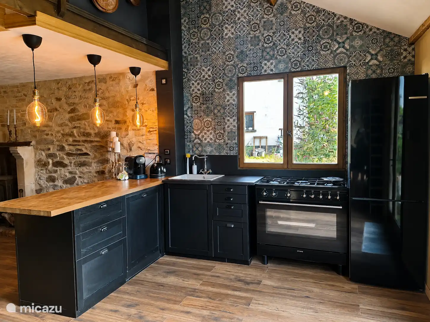 De keuken is voorzien van een Smeg fornuis en vaatwasser. Een extra grote koelkast met vrieslades van Bosch en veel keukengerei incl kruiden geven het verblijf net dat extra luxe