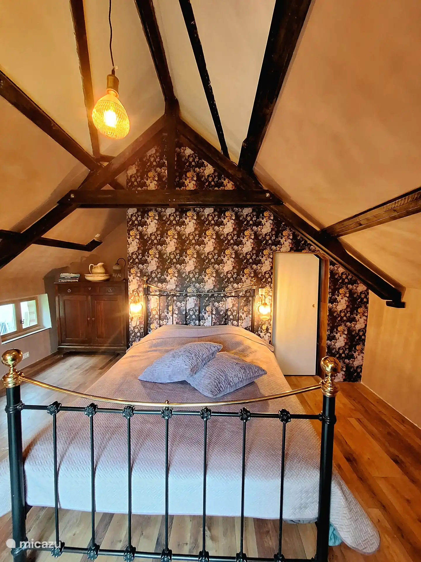 The first bedroom with old beams. Here you can also enjoy a bath after a nice day. The cabinets come from the thrift store in the area. Of course, the mattress and bedding are new and all this has already been made. 