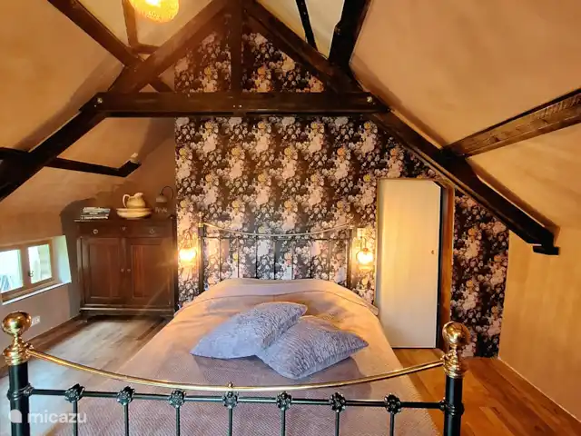 La perle huren in Frankrijk, Calvados, Lison - gîte / cottage De eerste slaapkamer met oude balken. Hier kan je ook heerlijk in bad genieten na een fijne vakantiedag. De kasten komen uit de kringloop in de omgeving. Uiteraard is de matras en beddengoed nieuw en is dit allemaal al opgemaakt.