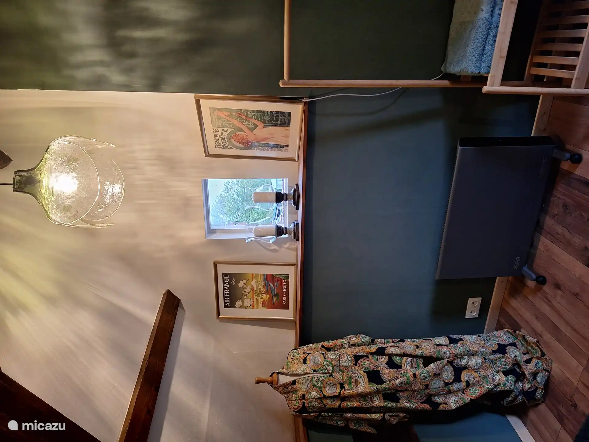 The green room with shower has 2 lovely old French beds. These have been reupholstered by my mother. The kimone is a gift from my father. The beautiful glass lamp also comes from Ghent and is originally Moreno glass from Italy. Please note that the blades are hanging loose, so please do not touch the lamp