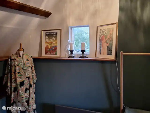 La perle huren in Frankrijk, Calvados, Lison - gîte / cottage De groen kamer met douche heeft 2 heerlijke oude franse bedden. Deze zijn door mijn moeder opnieuw bekleedt. De kimone is een geschenk van mijn vader. De mooie glazen lamp komt ook uit Gent en is van oorsprong Moreno glas uit Italie. Let wel de bladen hangen los dus aub raak de lamp niet aan