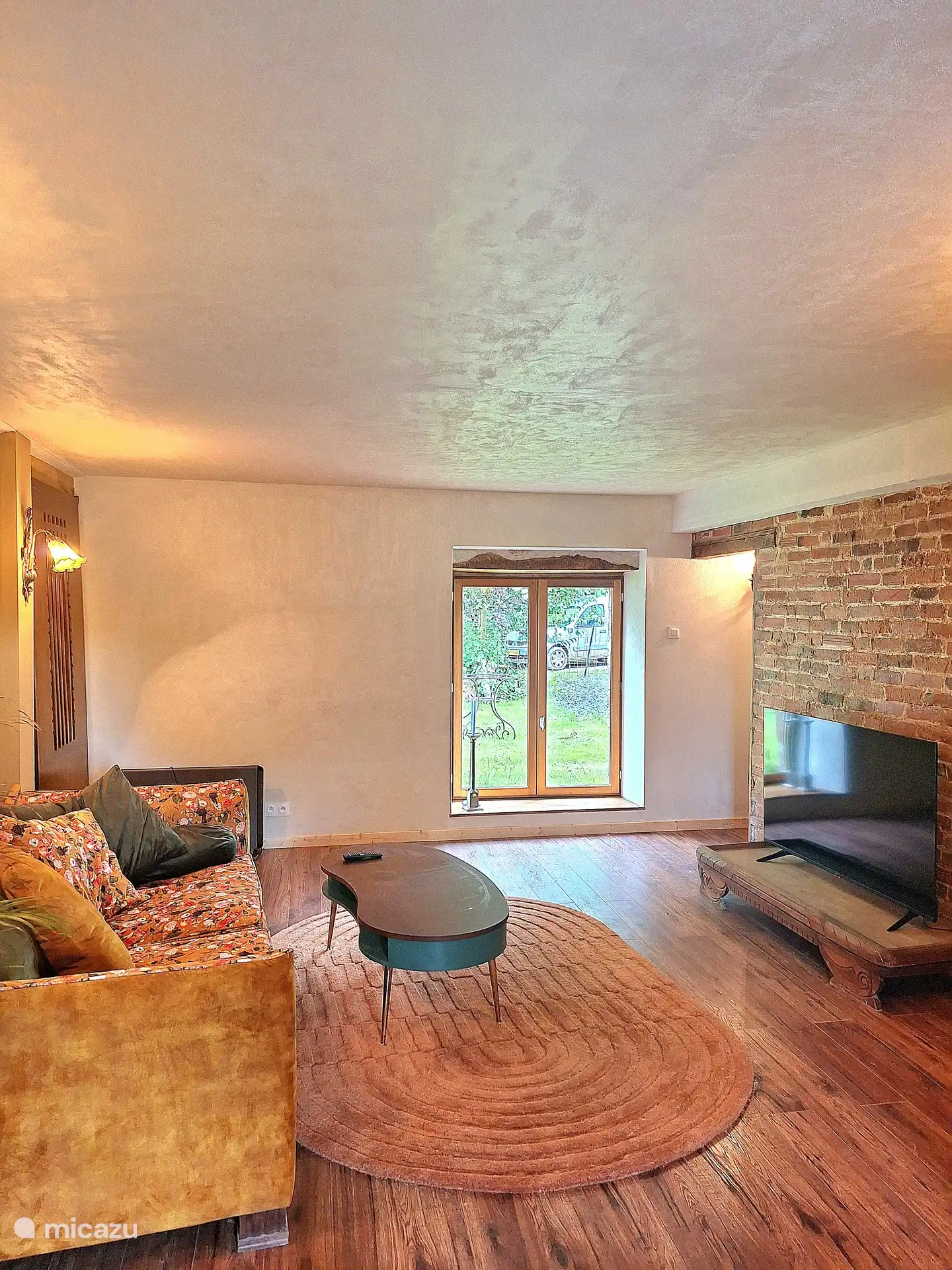 Through this window you have a view of the front garden, also parking space for La perle. In the morning the sun rises here.