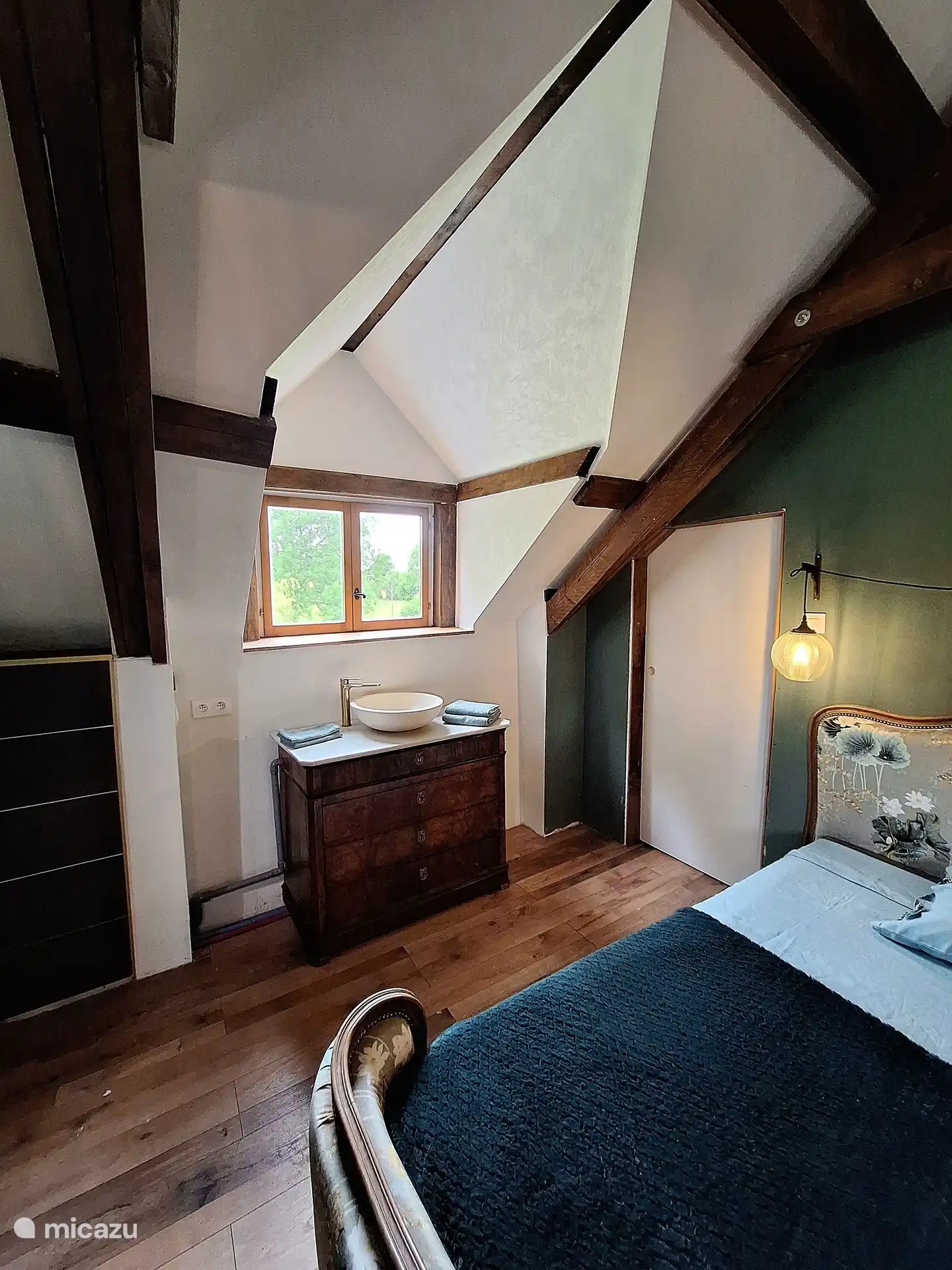 The old cabinet comes from the thrift store around here. Bath towels are available 