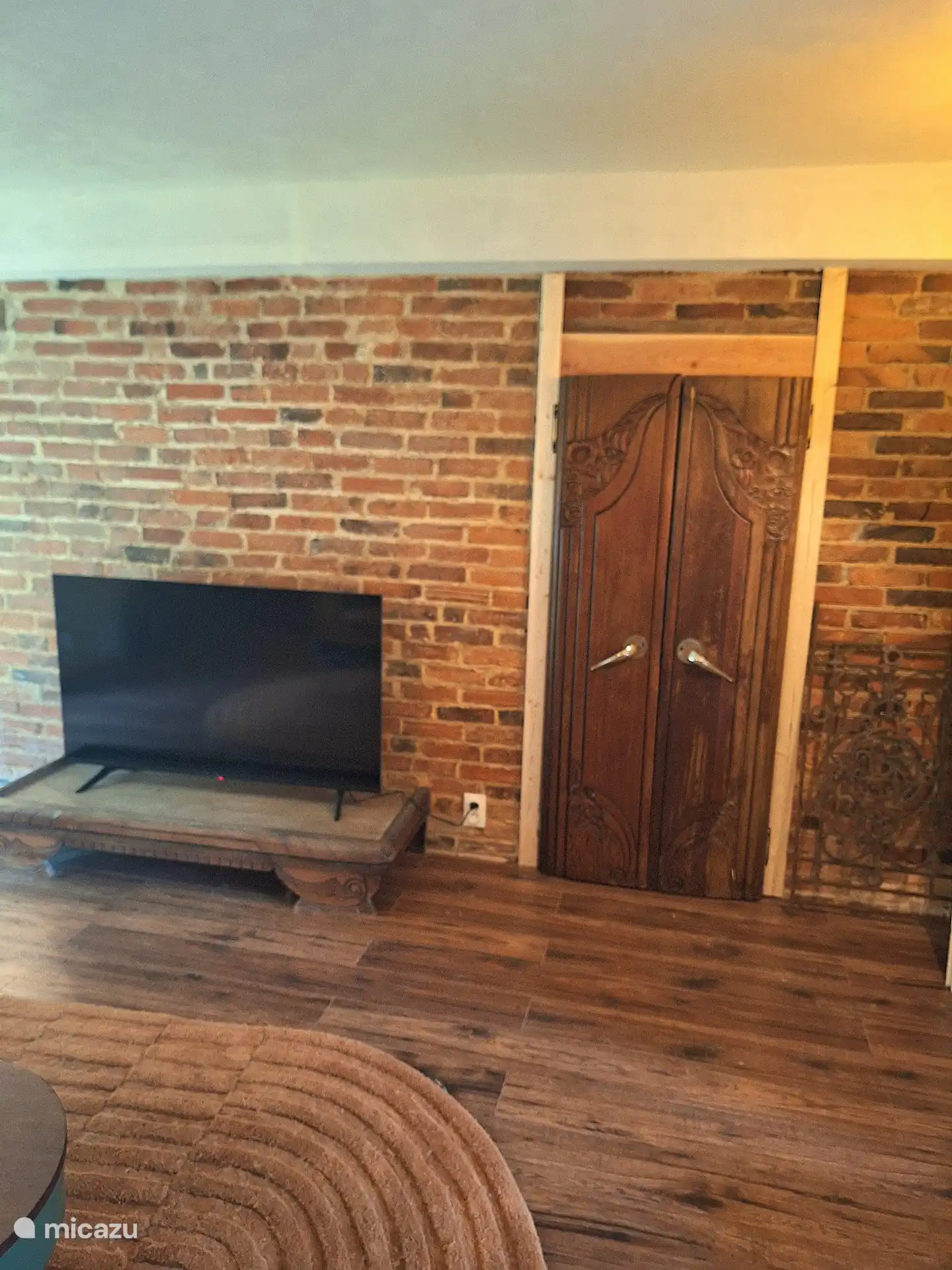 I kept this wall as pure as possible by only removing the loose pieces and treating them with linseed oil. The TV has NL see and Netflix available and can of course cast via your own apps. The doors and TV cabinet have been reused from an old cupboard