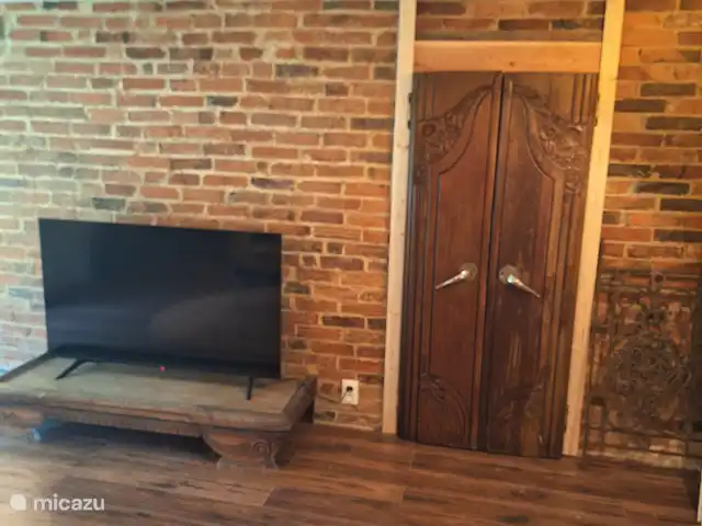 La perle huren in Frankrijk, Calvados, Lison - gîte / cottage Deze muur heb ik zo puur mogelijk gehouden door alleen de losse stukken te verwijderen en met lijnzaad olie te behandelen. De tv heeft NL ziet en Netflix ter beschikking en kan uiteraard via je eigen apps casten. De deuren en tv meubel zijn hergebruikt van een oude kast