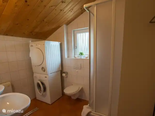 Almchalet Annaberg im Lammertal huren in Oostenrijk, Salzburgerland, Annaberg - vakantiehuis Badkamer boven voorzien van dubbele wastafel, douchecabine, toilet, wasmachine en droger