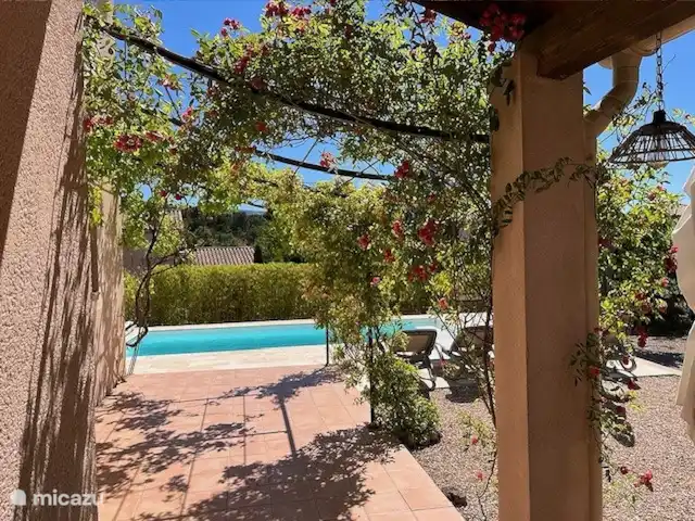 Lavande en Francia, Var, Nans-les-Pins - casa vacacional Vista de la piscina desde la terraza en la parte trasera