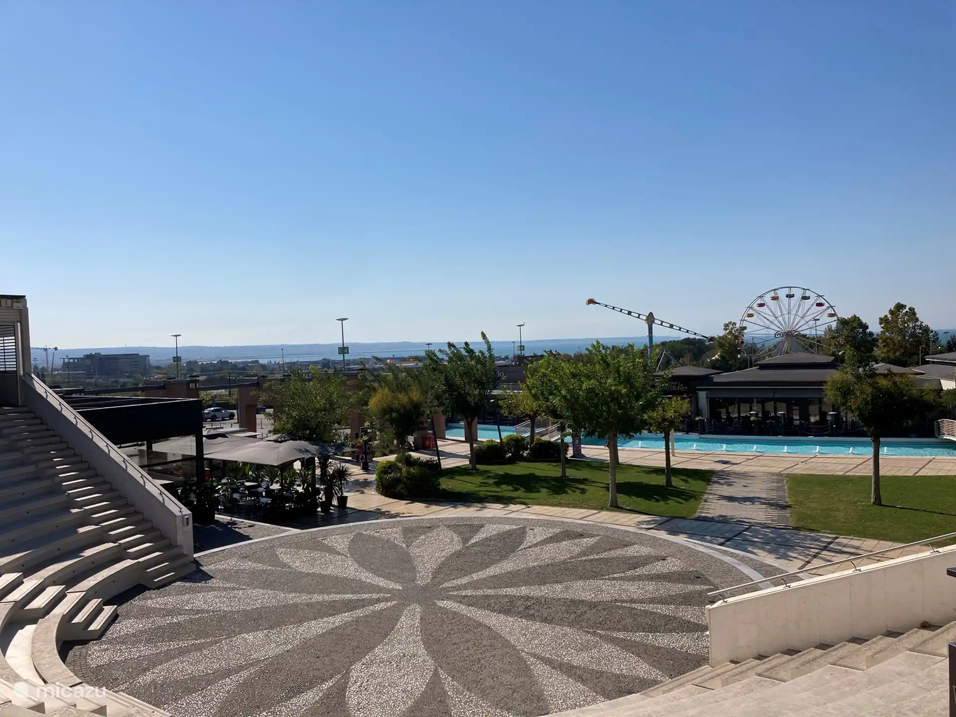 Innenhof überdachtes Einkaufszentrum Cosmos in Thessaloniki