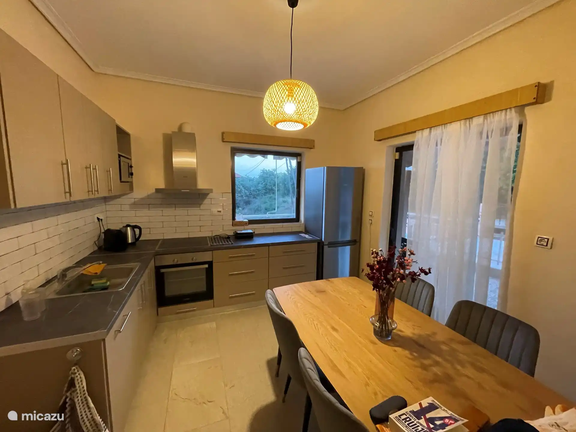 Die voll ausgestattete Küche, inklusive Geschirrspüler