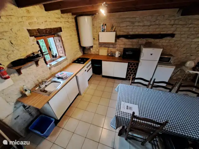 Location de Vacances France, Charente-Maritime, Saint-Pierre-de-Juillers, gîte / cottage - Horloge gîte à La Grange du Moulin La cuisine est équipée d’un lave-vaisselle, d’une plaque de cuisson à gaz 4 feux, d’un four/grill électrique, d’un réfrigérateur/congélateur et d’un micro-ondes