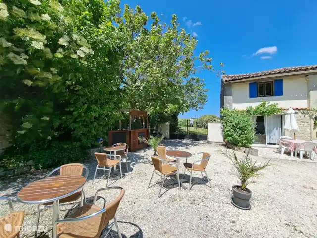 Location de Vacances France, Charente-Maritime, Saint-Pierre-de-Juillers, gîte / cottage - Horloge gîte à La Grange du Moulin Chalet Fleurie