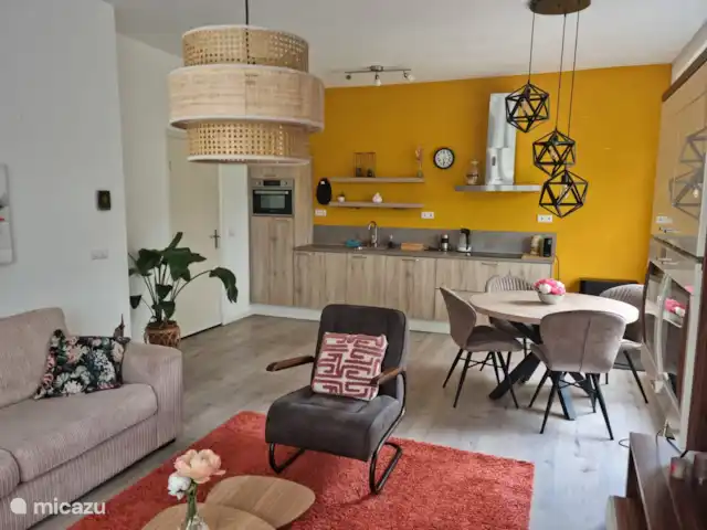casa de campo en Países Bajos, Güeldres, Deest – La Casa del Frente La mesa del comedor y la cocina