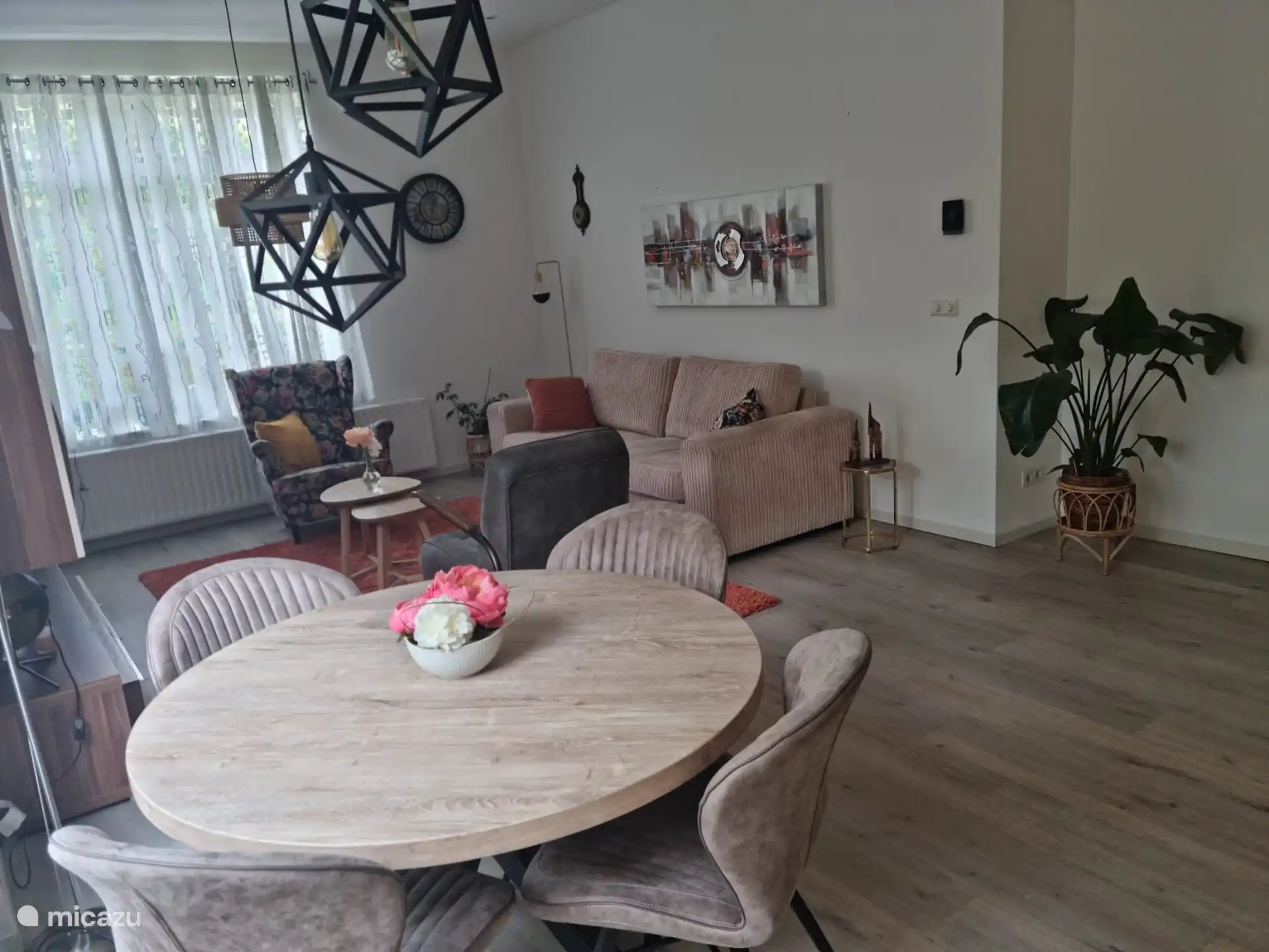 Das Wohnzimmer mit bequemem Sofa und Sessel