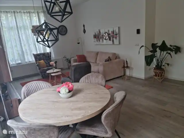 casa de campo en Países Bajos, Güeldres, Deest – La Casa del Frente La sala de estar con un cómodo sofá y sillón