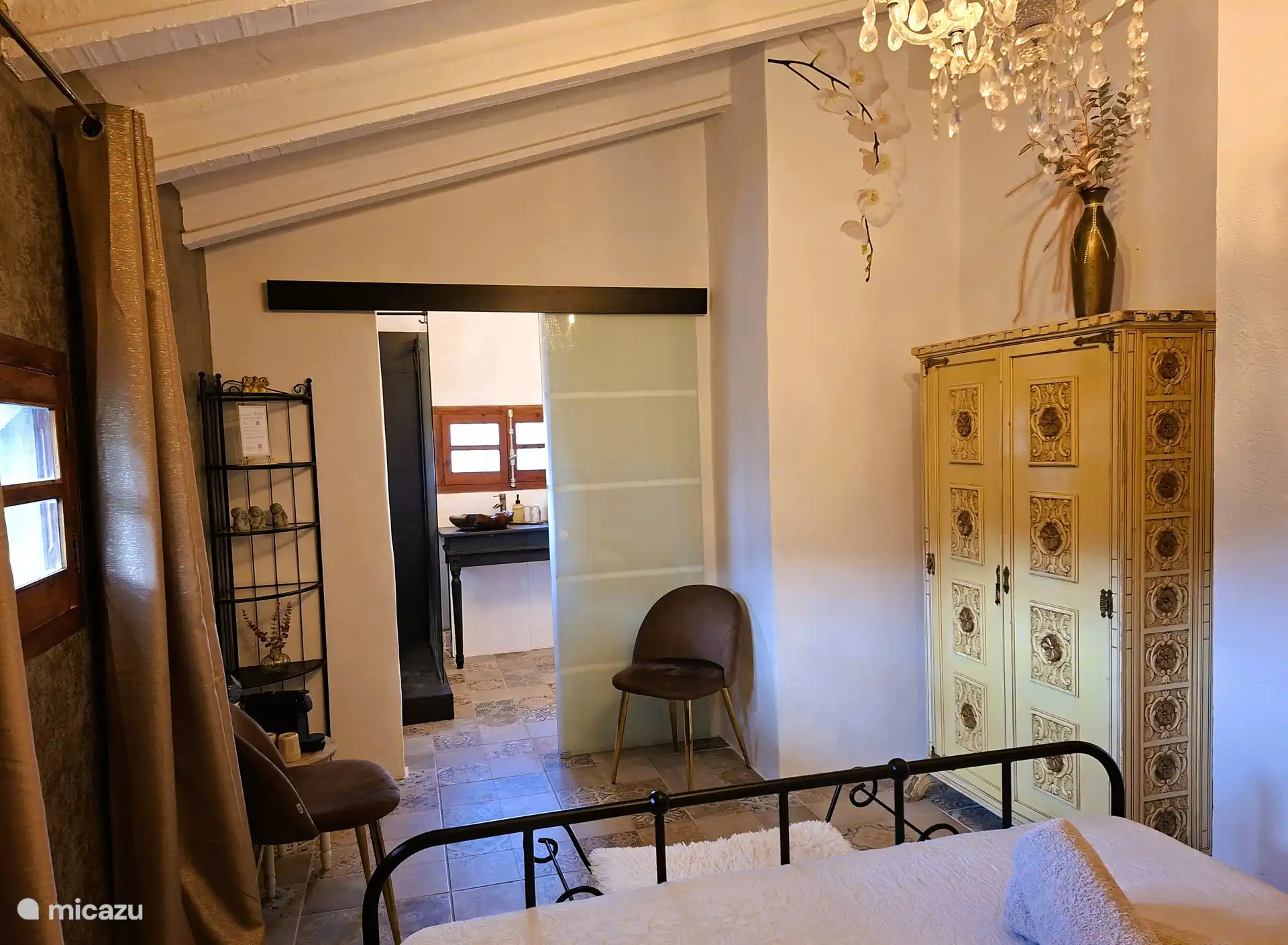 Schlafzimmer 4 im ersten Stock: Blick hindurch zum ensuite-Badezimmer